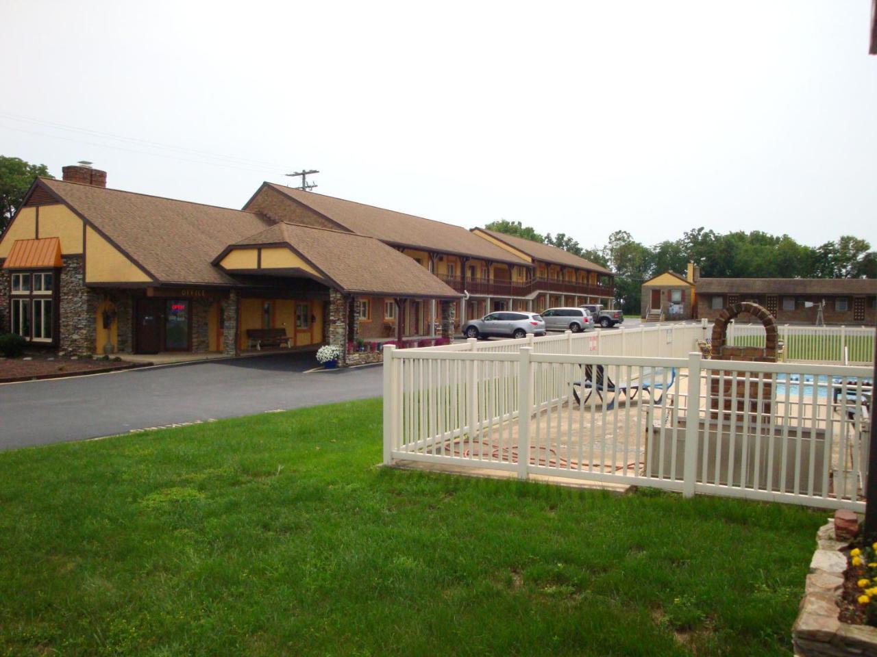 Soudersburg Inn & Suites Lancaster Ronks Exteriör bild